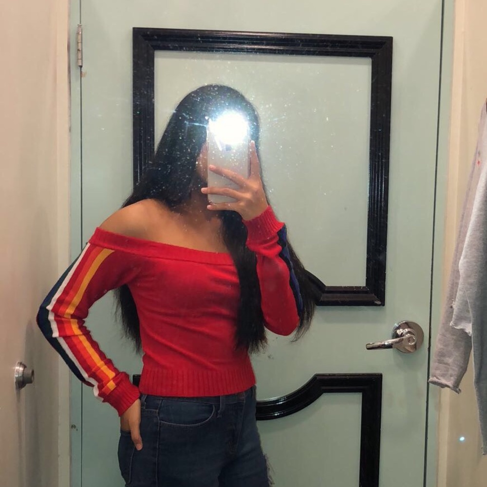 throwback off-the-shoulder mid cropped sweater